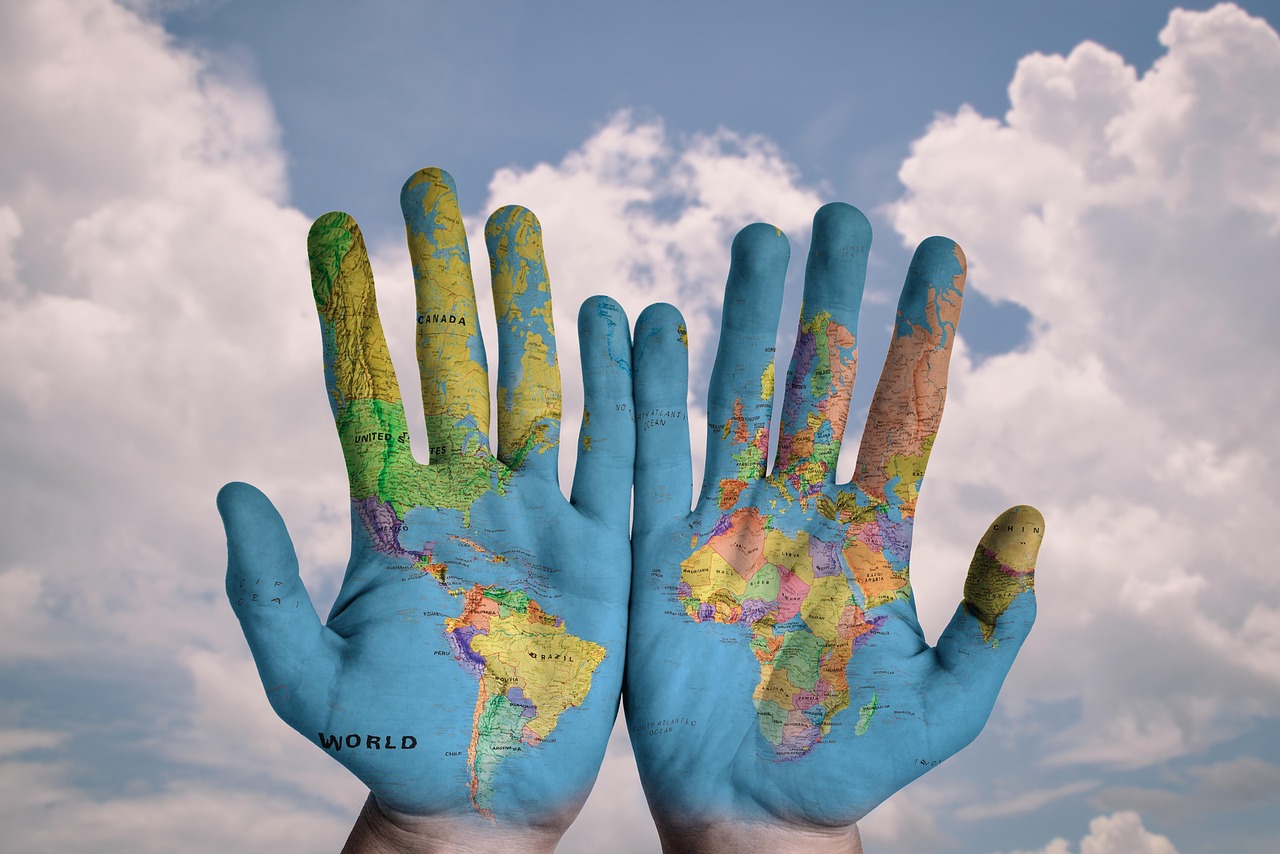 https://pixabay.com/photos/hands-world-map-global -600497/ https://pixabay.com/photos/hands-world-map-global -600497/